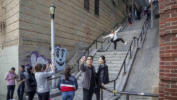 Dulunya hanya anak tangga biasa, kini lokasi tersebut dikenal dengan sebutan Joker Stairs. Bahkan, di Google Maps, tangga tersebut sudah diberi label Joker Stairs. Â Dulunya hanya anak tangga biasa, kini lokasi tersebut dikenal dengan sebutan Joker Stairs. Bahkan, di Google Maps, tangga tersebut sudah diberi label Joker Stairs. Â