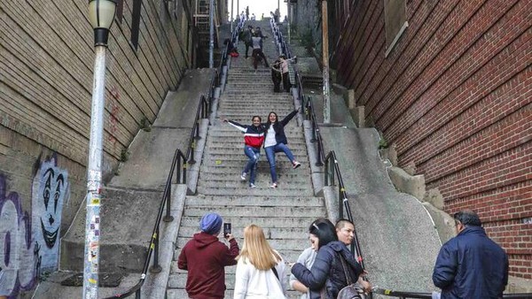 Melansir dari laman NY Post, anak tangga di Bronx, New York tersebut rupanya viral dan kebanjiran turis.  