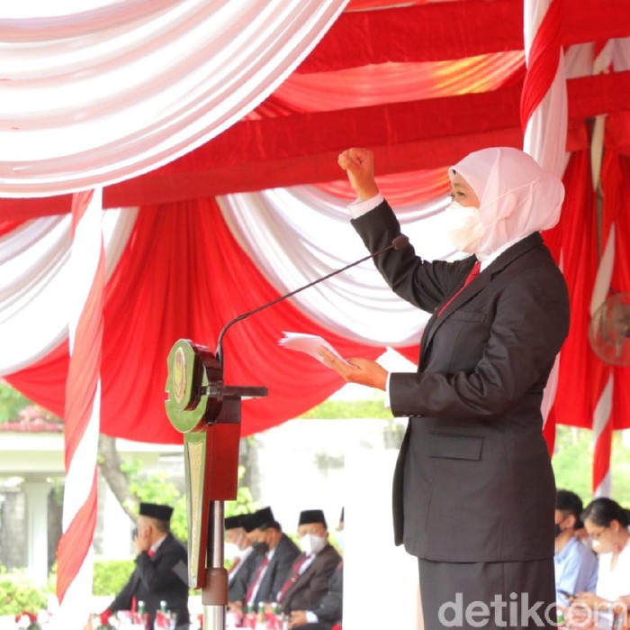 Forkopimda Jatim menggelar upacara Hari Pahlawan. Gubernur Khofifah Indar Parawansa menjadi inspektur upacara di lapangan Tugu Pahlawan, Surabaya