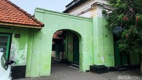 Asrama ini menjadi tempat tinggal veteran yang ikut perang membela Indonesia di Surabaya pada periode 1945-1949.