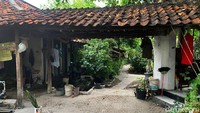 Asrama tersebut awalnya dihuni oleh 14 KK. 
