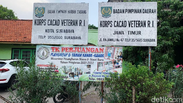 Hari Pahlawan, Begini Kondisi Asrama Korps Cacad Veteran di Surabaya Di Surabaya, terdapat Asrama Korps Cacad Veteran RI Surabaya yang menampung dan menjadi tempat tinggal para veteran pejuang. Namun saat ini veteran pejuang yakni mereka yang ikut perang membela Indonesia di Surabaya pada periode 1945-1949 telah gugur semua.