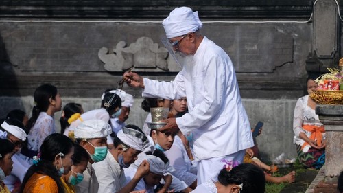 Umat Hindu melaksanakan persembahyangan Hari Raya Galungan di Pura Puseh Desa Adat Kedisan, Jembrana, Bali, Rabu (10/11/2021). Perayaan Hari Raya Galungan di pelosok Bali tersebut tetap menerapkan protokol kesehatan dan mengatur jumlah umat yang berada di area pura untuk mencegah penyebaran COVID-19. ANTARA FOTO/Nyoman Hendra Wibowo/aww.