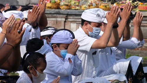 Umat Hindu melaksanakan persembahyangan Hari Raya Galungan di Pura Puseh Desa Adat Kedisan, Jembrana, Bali, Rabu (10/11/2021). Perayaan Hari Raya Galungan di pelosok Bali tersebut tetap menerapkan protokol kesehatan dan mengatur jumlah umat yang berada di area pura untuk mencegah penyebaran COVID-19. ANTARA FOTO/Nyoman Hendra Wibowo/aww.
