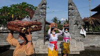 Umat Hindu melaksanakan persembahyangan Hari Raya Galungan di Pura Puseh Desa Adat Kedisan, Jembrana, Bali, Rabu (10/11/2021).  ANTARA FOTO/Nyoman Hendra Wibowo