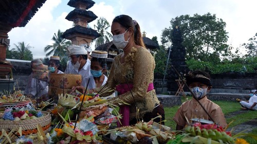 Umat Hindu melaksanakan persembahyangan Hari Raya Galungan di Pura Puseh Desa Adat Kedisan, Jembrana, Bali, Rabu (10/11/2021). Perayaan Hari Raya Galungan di pelosok Bali tersebut tetap menerapkan protokol kesehatan dan mengatur jumlah umat yang berada di area pura untuk mencegah penyebaran COVID-19. ANTARA FOTO/Nyoman Hendra Wibowo/aww.