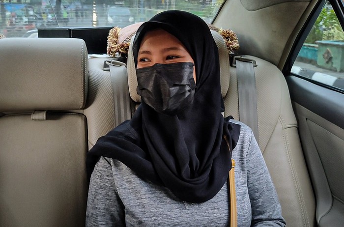 Laila Umi Karimah saat menaiki mobil dinas bupati Kulon Progo mengelilingi Alun-alun Wates, Selasa (9/11/2021).