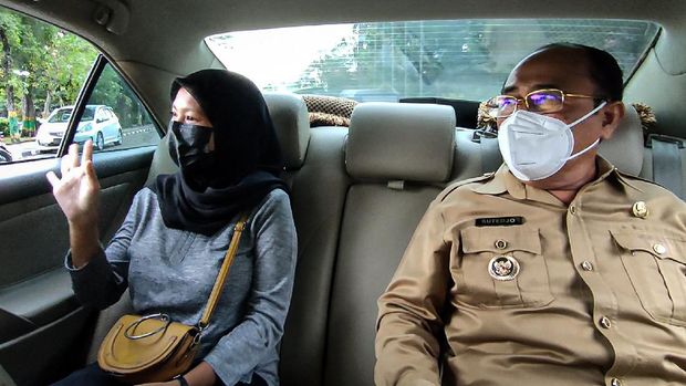 Laila Umi Karimah saat menaiki mobil dinas bupati Kulon Progo mengelilingi Alun-alun Wates, Selasa (9/11/2021).