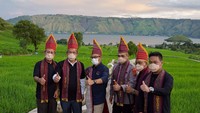 Secara topografi, Desa Wisata Tipang berada di ketinggian 900 - 1.200 mdpl. Desa yang termasuk desa wisata rintisan ini memiliki daya tarik wisata alam yang sangat beragam. Diantaranya Danau Toba, Air Terjun Sigota-gota, Puncak Gonting Tipang Pulau Simamora, Terasering Sawah Sibara-bara, juga Pulau Sirungkungon.