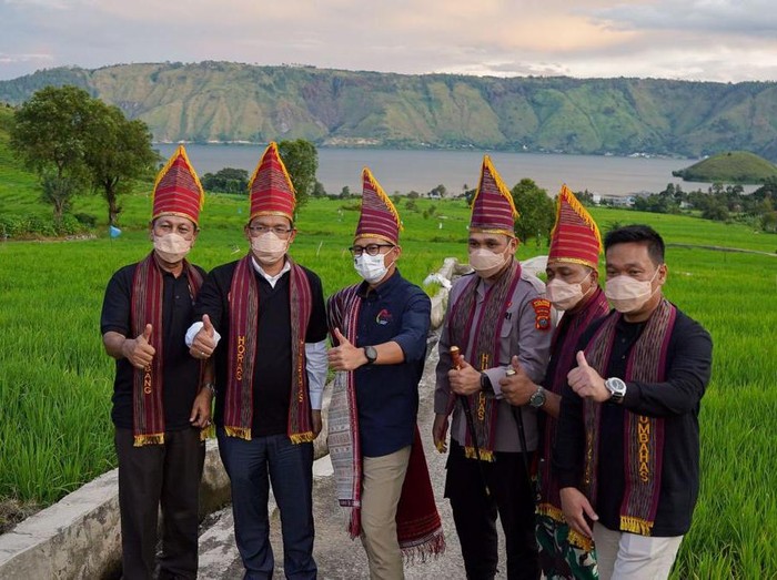 Ini Penampakan Desa di Sumut yang Bikin Sandiaga Kagum Desa Wisata Tipang di kecamatan Baktiraja, Sumatera Utara, sangat indah dan mirip dengan Ubud. Desa ini pun sanggup membuat Sandiaga terpesona.
