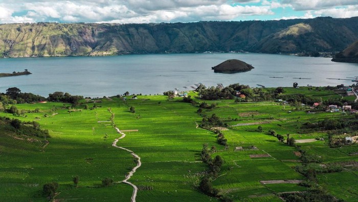 Desa Wisata Tipang di kecamatan Baktiraja, Sumatera Utara, sangat indah dan mirip dengan Ubud. Desa ini pun sanggup membuat Sandiaga terpesona.