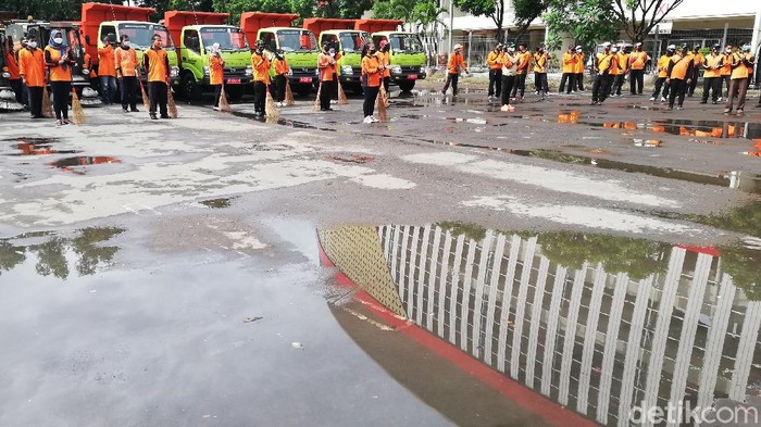 Pemkot Solo menggelar apel armada kebersihan bertema 'Petugas Kebersihan Pahlawan'. Apel tersebut digelar di halaman parkir Stadion Manahan, Solo.