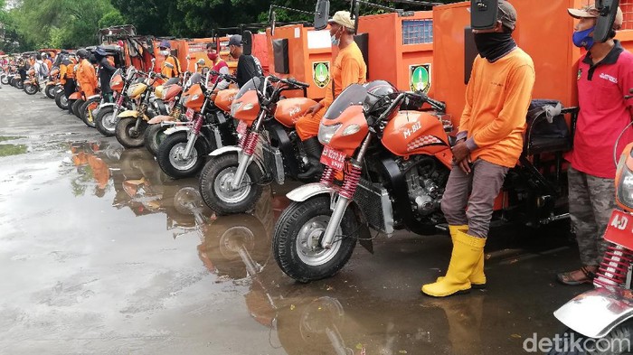 Ini yang Bikin Halaman Parkir Stadion Manahan Solo Mendadak Oranye Pemkot Solo menggelar apel armada kebersihan bertema 'Petugas Kebersihan Pahlawan'. Apel tersebut digelar di halaman parkir Stadion Manahan, Solo.