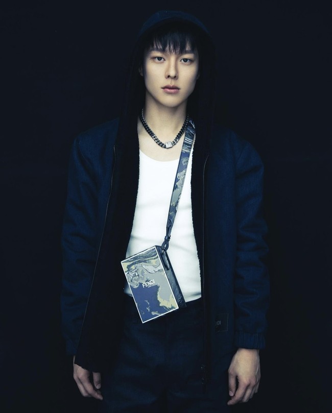 Sebelum memulai wajib militer pada bulan Agustus, Jang Ki Yong telah melakukan konferensi pers dan pemotretan. Dalam wawancaranya, ia membocorkan seperti apa karakternya sebagai fotografer freelance. Foto: dok. Dazed Korea