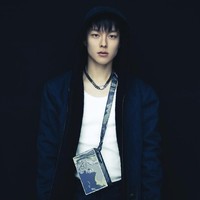 Sebelum memulai wajib militer pada bulan Agustus, Jang Ki Yong telah melakukan konferensi pers dan pemotretan. Dalam wawancaranya, ia membocorkan seperti apa karakternya sebagai fotografer freelance. Foto: dok. Dazed Korea