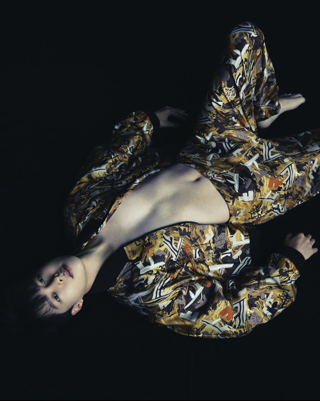 “Bila Young Eun (pemain Song Hye Kyo) realistis, maka Jae Guk berjalan terus. ‘Aku menyukaimu, apa masalahnya?’itu salah satu (contohnya). Tapi kenyataannya, kami punya pandangan yang berbeda. Semakin cinta, semakin berlawanan pula kami dengan pandangan masing-masing.” Foto: dok. Dazed Korea