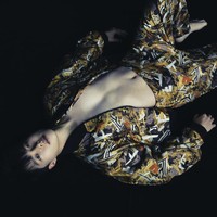 “Bila Young Eun (pemain Song Hye Kyo) realistis, maka Jae Guk berjalan terus. ‘Aku menyukaimu, apa masalahnya?’itu salah satu (contohnya). Tapi kenyataannya, kami punya pandangan yang berbeda. Semakin cinta, semakin berlawanan pula kami dengan pandangan masing-masing.” Foto: dok. Dazed Korea