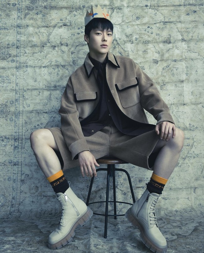Pasangan drama Korea Now We Are Breaking Up itu menghiasi majalah Dazed Korea edisi Winter 2021. Seperti Song Hye Kyo, Jang Ki Yong memakai koleksi Fendi Fall/Winter 2021 dalam pemotretannya. Foto: dok. Dazed Korea
