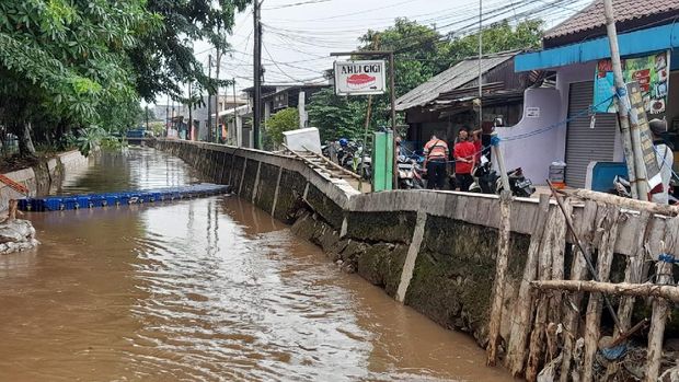Jebolan baru di Kawasan Hek, Kramat Jati, Jakarta Timur.  Jebolan itu mengakibatkan permukiman warga sempat terendam banjir.