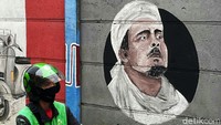 Dalam mural itu, Habib Rizieq tampak mengenakan jubah berwarna putih.