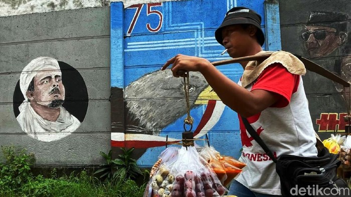 Jelang Reuni 212, Mural Habib Rizieq Mejeng di Pondok Gede Persaudaraan Alumni (PA) 212 berencana menggelar Reuni 212 di Monas. Jelang reuni, mural bergambar Habib Rizieq Shihab mejeng di Pondok Gede, Kota Bekasi.