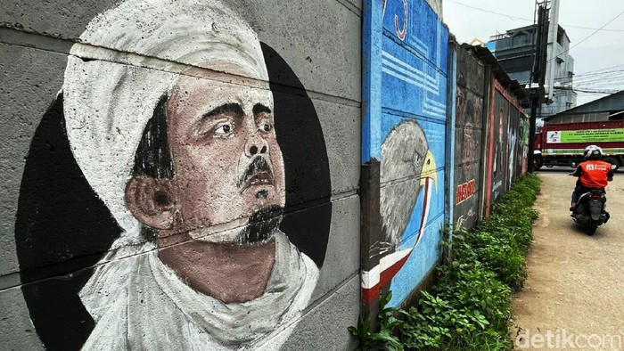 Jelang Reuni 212, Mural Habib Rizieq Mejeng di Pondok Gede Persaudaraan Alumni (PA) 212 berencana menggelar Reuni 212 di Monas. Jelang reuni, mural bergambar Habib Rizieq Shihab mejeng di Pondok Gede, Kota Bekasi.
