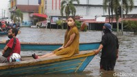 Jadi sudah hampir sepekan ini, banjir belum surut, banyak sekali warga terdampak, dan kami sudah berkoordinasi dengan semua pihak, TNI/Polri, Basarnas dan relawan, melakukan puskesmas keliling, bahkan hingga kecamatan, kata Kepala Dinas Kesehatan Sintang, Harsyinto Linoh (Adi Saputro/detikcom)
