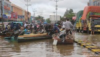 Tinggi banjir di Sintang dilaporkan kembali meninggi. Kondisi banyak jalanan yang terendam banjir, membuat banyak hadirnya jasa angkut sampan (Adi Saputro/detikcom)