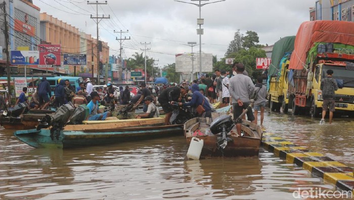 Kabupaten Sintang, Kalbar sudah dilanda banjir hampir 2 pekan. Tinggi banjir dilaporkan kembali meninggi (Adi Saputro/detikcom) Kabupaten Sintang, Kalbar sudah dilanda banjir hampir 2 pekan. Tinggi banjir dilaporkan kembali meninggi (Adi Saputro/detikcom)