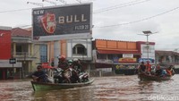 Banjir di Sintang sudah terjadi dua pekan. Sudut-sudut daerah yang digenangi banjir membuat Sintang bak kota terapung  (Adi Saputro/detikcom)