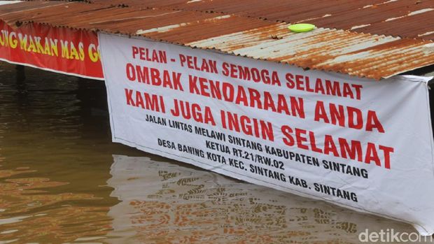 Kabupaten Sintang, Kalbar sudah dilanda banjir hampir 2 pekan. Tinggi banjir dilaporkan kembali meninggi (Adi Saputro/detikcom)