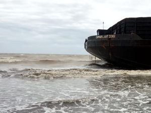 Kapal Tongkang Pengangkut Batu Bara Terdampar di Pantai Laba Pandeglang