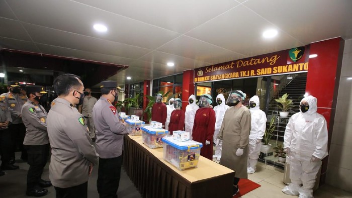 Kapolri Jenderal Listyo Sigit Prabowo menyapa para nakes yang menjadi pahlawan di masa pandemi Corona.