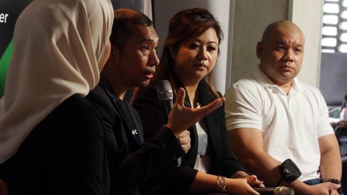 Kemudahan Investasi Emas di Masa Pandemi (Dari ki-ka) Direktur Ultra Voucher Riky Boy Permata, Direktur Utama PT Untung Omega Bersama Deasy Yani Veronica, Direktur Utama PT Trimegah Karya Pratama Tbk atau Ultra Voucher Hady Kuswanto dan Financial Coach & Advisor Philip Mulyana berfoto bersama saat acara Konferensi Pers Peluncuran Voucher Gramasi dan Talkshow
