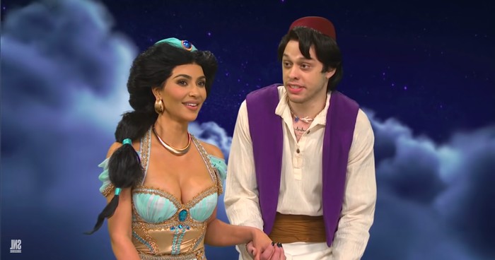 Kim Kardashian dan Pete Davidson di acara SNL