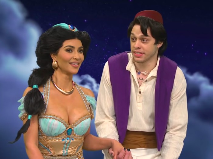 Kim Kardashian dan Pete Davidson di acara SNL