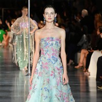 Fashion show Giorgio Armani di Dubai mengangkat tema One Night Only Dubai.  dok. Getty Images/Cedric Ribeiro.