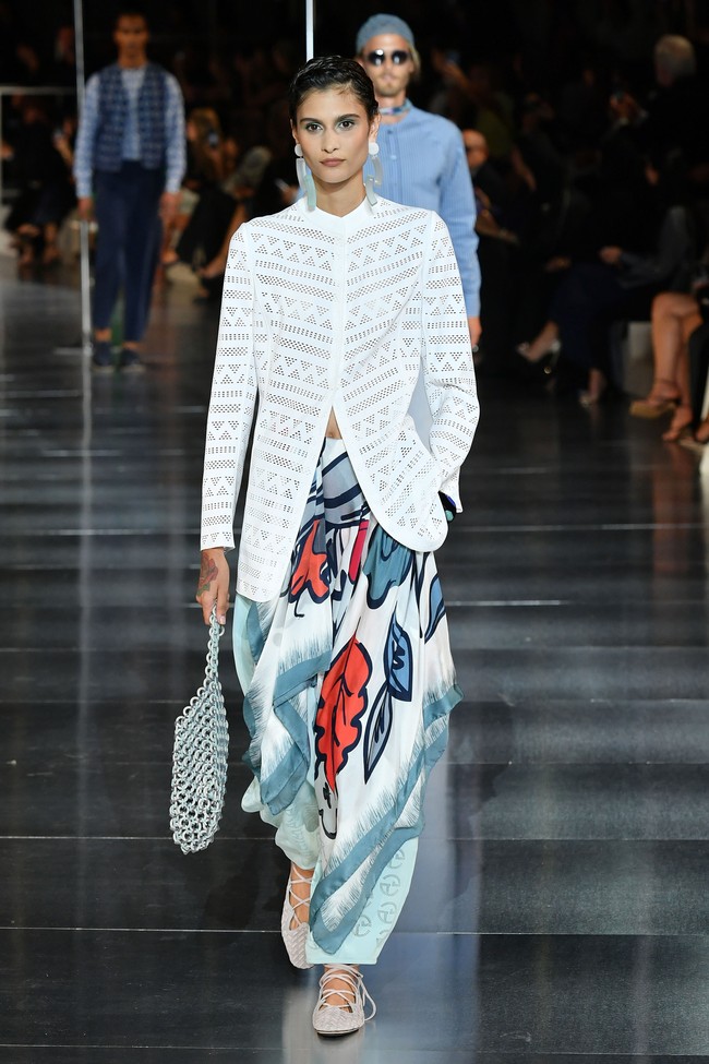 Fashion show Giorgio Armani di Dubai mengangkat tema One Night Only Dubai.  dok. Getty Images/Cedric Ribeiro.