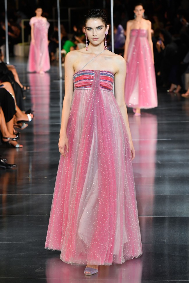 Fashion show Giorgio Armani di Dubai mengangkat tema One Night Only Dubai.  dok. Getty Images/Cedric Ribeiro.