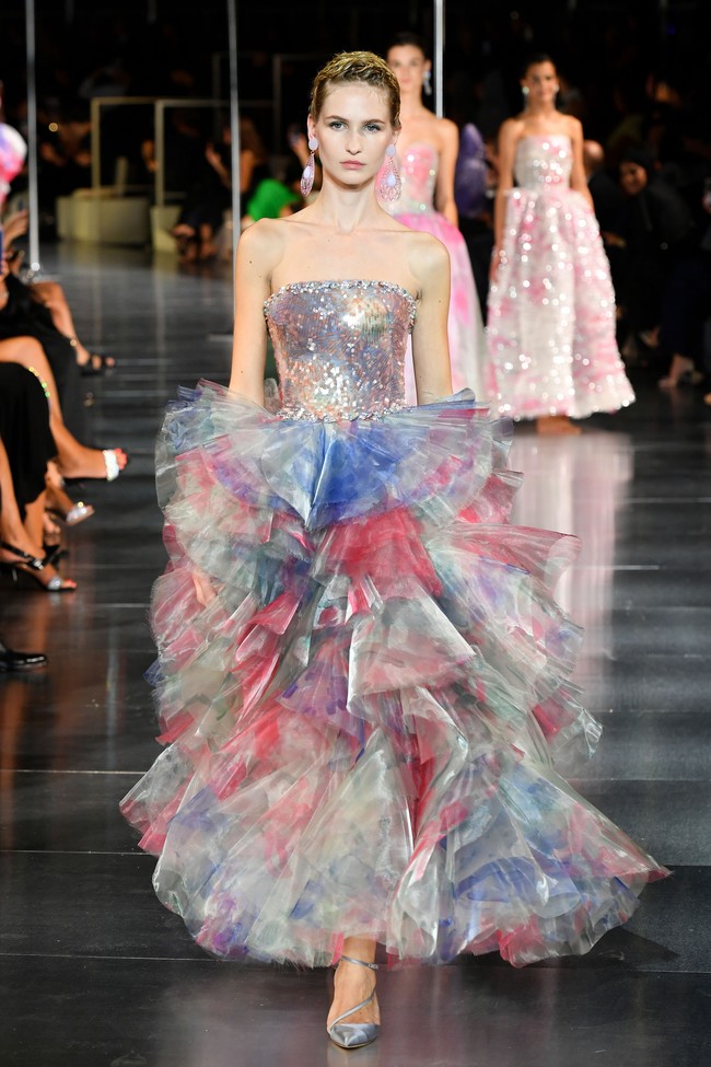 Fashion show Giorgio Armani di Dubai mengangkat tema One Night Only Dubai.  dok. Getty Images/Cedric Ribeiro.