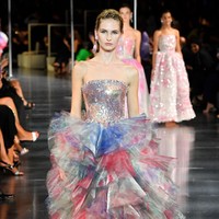 Fashion show Giorgio Armani di Dubai mengangkat tema One Night Only Dubai.  dok. Getty Images/Cedric Ribeiro.