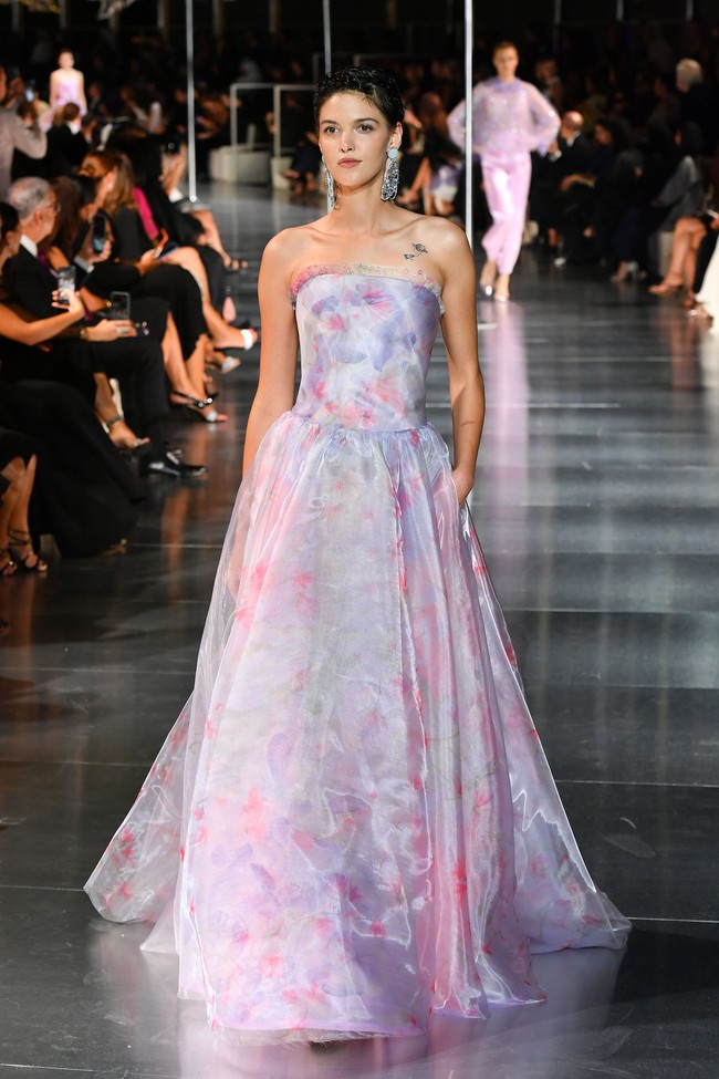 Fashion show Giorgio Armani di Dubai mengangkat tema One Night Only Dubai.  dok. Getty Images/Cedric Ribeiro.