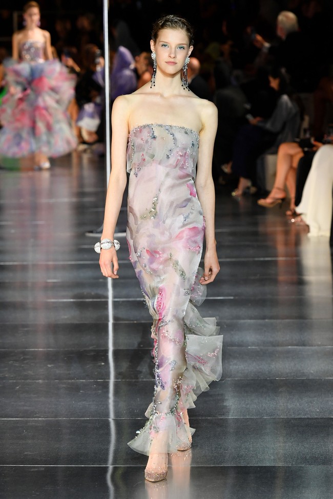 Fashion show Giorgio Armani di Dubai mengangkat tema One Night Only Dubai.  dok. Getty Images/Cedric Ribeiro.