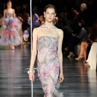 Fashion show Giorgio Armani di Dubai mengangkat tema One Night Only Dubai.  dok. Getty Images/Cedric Ribeiro.