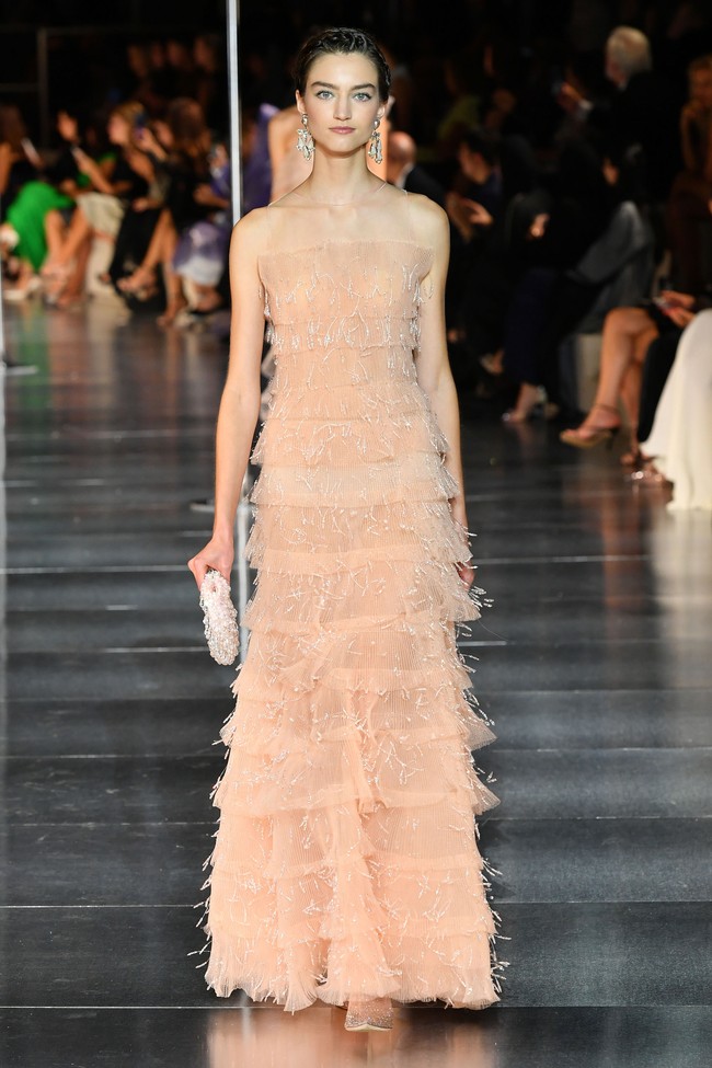 Fashion show Giorgio Armani di Dubai mengangkat tema One Night Only Dubai.  dok. Getty Images/Cedric Ribeiro.