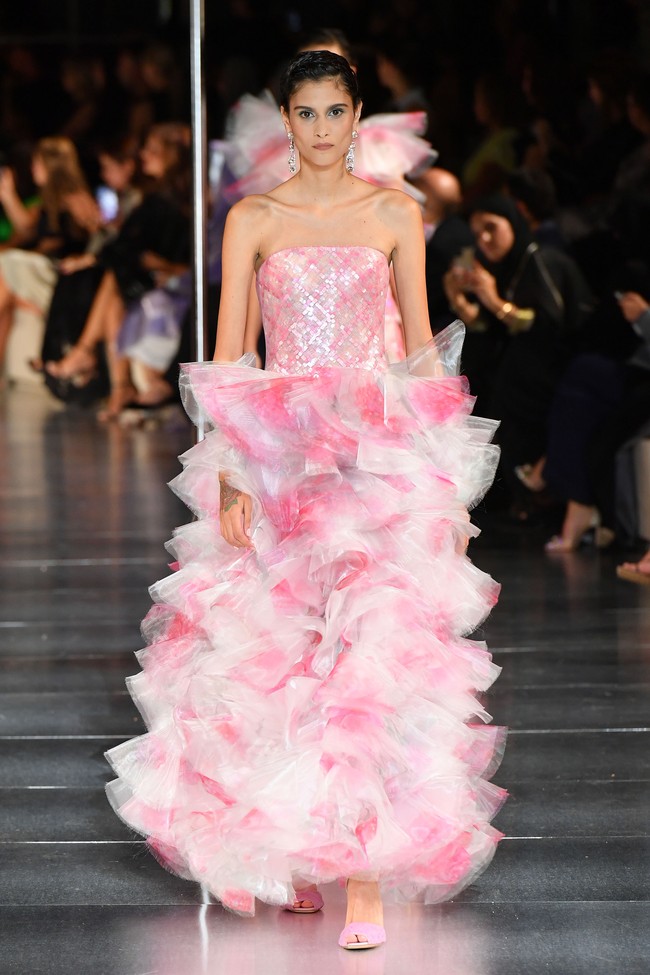 Fashion show Giorgio Armani di Dubai mengangkat tema One Night Only Dubai.  dok. Getty Images/Cedric Ribeiro.