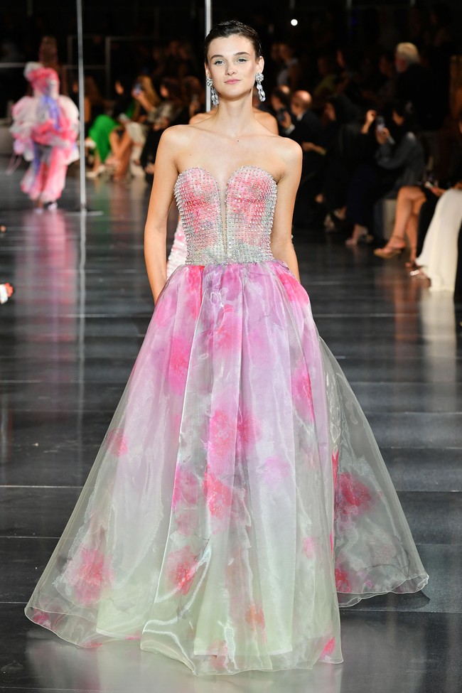 Fashion show Giorgio Armani di Dubai mengangkat tema One Night Only Dubai.  dok. Getty Images/Cedric Ribeiro.