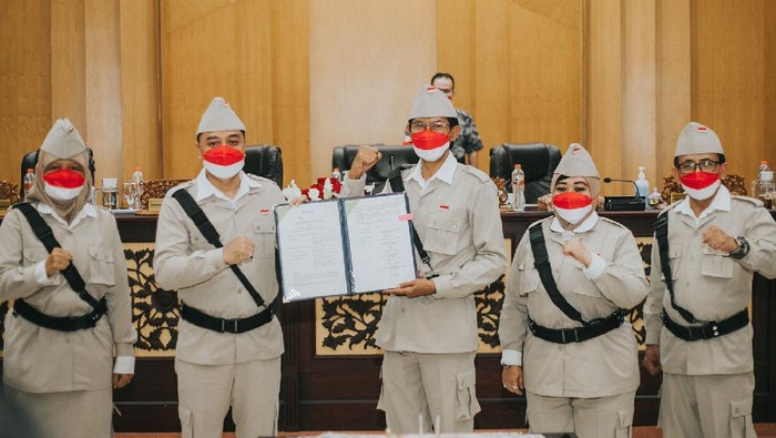 Kompak Pakai Baju Pejuang, DPRD-Pemkot Surabaya Sahkan APBD 2021