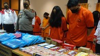 Pasutri ini juga berperan menjadi pemimpin perusaahaan penerbit kartu kredit yang berkantor di Jakarta Selatan. Sementara itu pelaku lain bertugas untuk menghubungi calon korban dengan mengaku sebagai CS. 