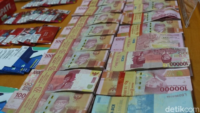 Ditreskrimsus Polda DIY menangkap sembilan tersangka pelaku pembobolan data kartu kredit untuk digunakan membeli mata uang digital kripto.